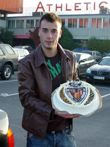 Yeste posando con la tarta