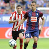 Dani García pugna con Mikel San José por un balón