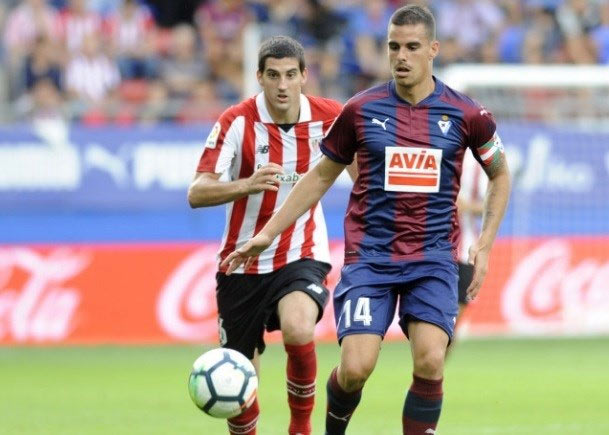 Dani García pugna con Mikel San José por un balón