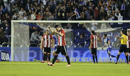 Aritz Aduriz celebra el tanto de Iñaki Williams al Deportivo en Riazor
