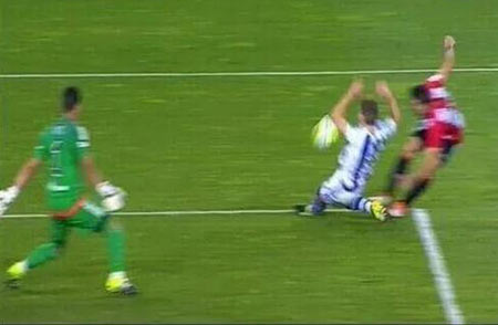 Instante en el que chuta Aduriz y golpea en la mano de Illarramendi