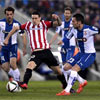 Aritz Aduriz rodeado de rivales ante el Espanyol