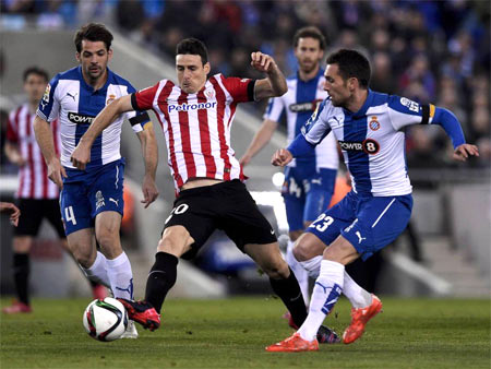 Aritz Aduriz rodeado de rivales ante el Espanyol