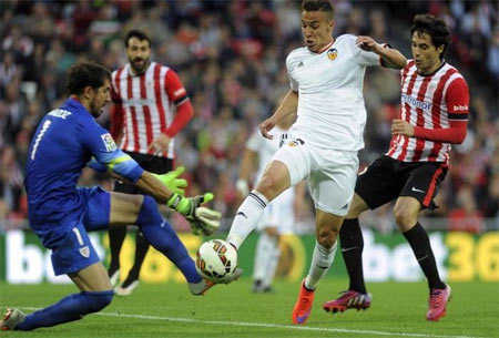 Xabi Etxeita durante un lance del partido ante el Valencia
