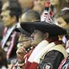 Un aficionado fuma en San Mamés durante un partido del Athletic