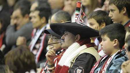 Un aficionado fuma en San Mamés durante un partido del Athletic
