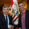 Gaizka Garitano posa junto con Josu Urrutia tras firmar por el Bibao Athletic