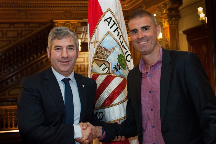 Gaizka Garitano posa junto con Josu Urrutia tras firmar por el Bibao Athletic