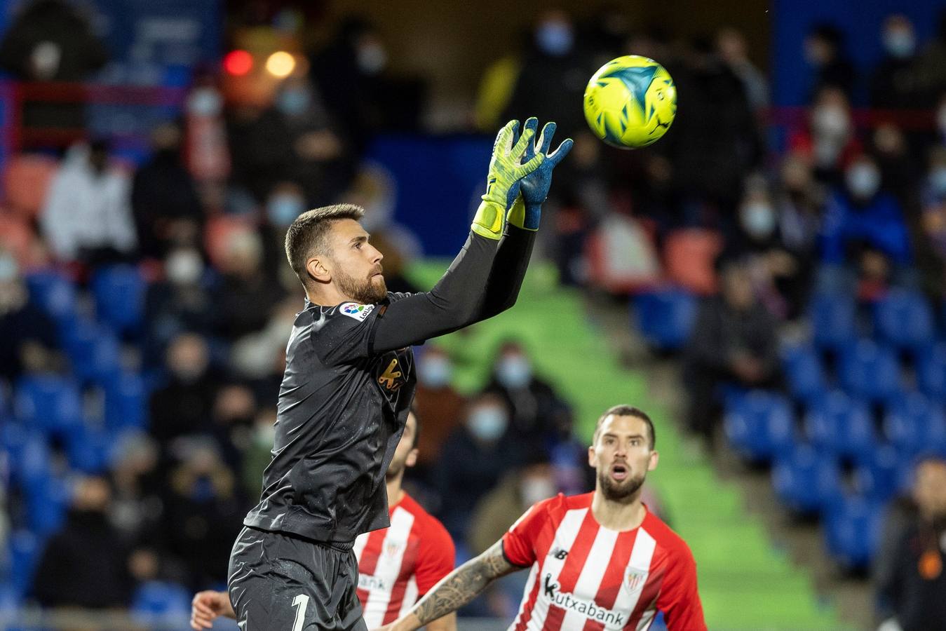 Simón, el mejor de los rojiblancos, se dispone de blocar un balón