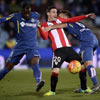 Aduriz es agarrado dentro del área por el jugador del Getafe, Cala