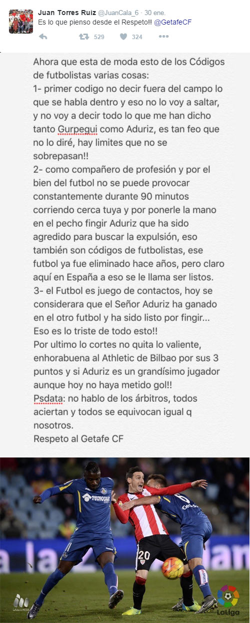 Aduriz es agarrado dentro del área por el jugador del Getafe, Cala