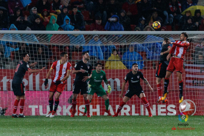 Jugadores de Girona y Athletic saltan a por un balón