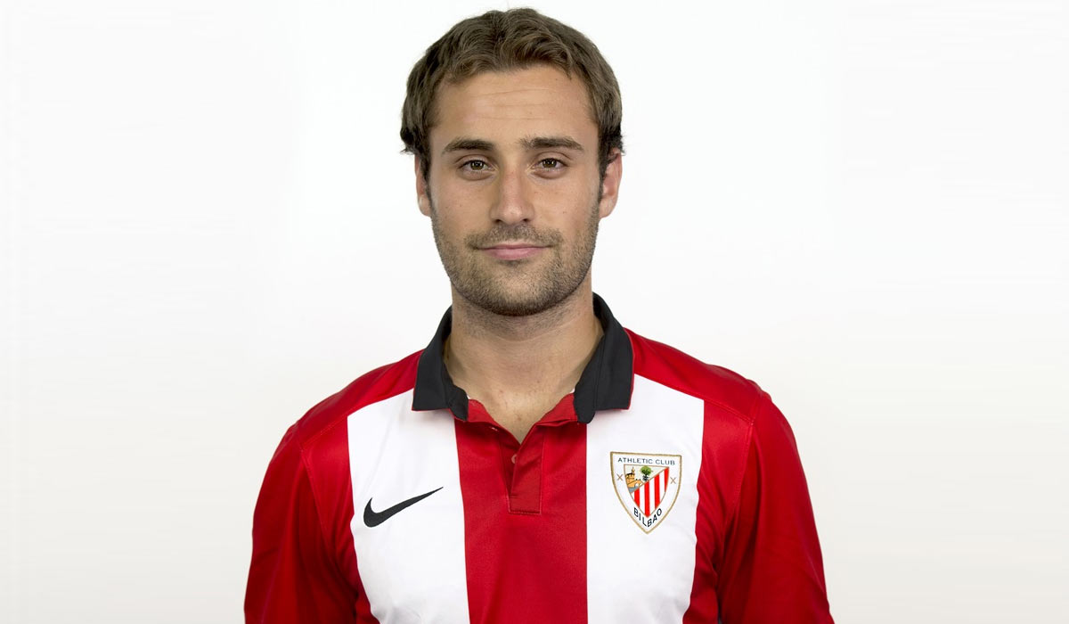 Gorka Santamaría en la foto de plantilla del Bilbao Athletic 2015-16
