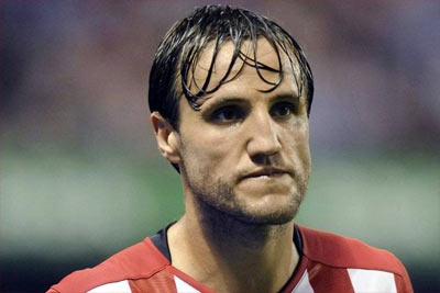 Carlos Gurpegi durante un lance de un partido en San Mamés