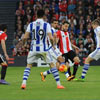 Carlos Gurpegi rodeado de jugadores de la Real Sociedad
