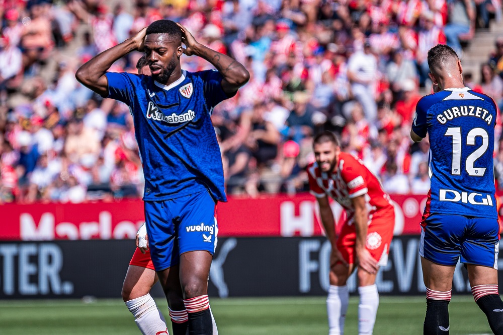 Iñaki Williams se lamenta tras fallar el penalti.
