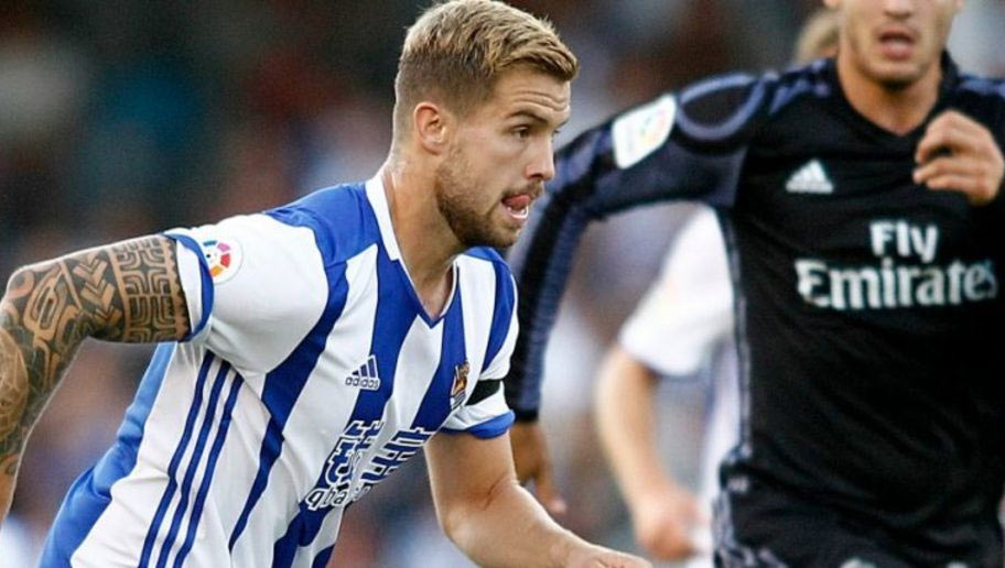 Iñigo Martínez en un lance con la Real Sociedad