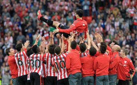 Andoni Iraola es manteado por sus compañeros en su despedida