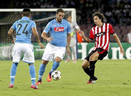 Ander Iturraspe durante un lance ante el Nápoles