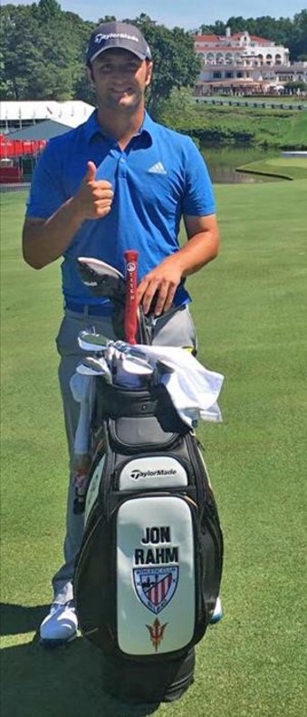 Jon Rahm luce el escudo del Athletic en la bolsa de palos
