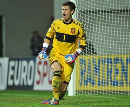 Kepa Arrizabalaga durante un lance con la selección española