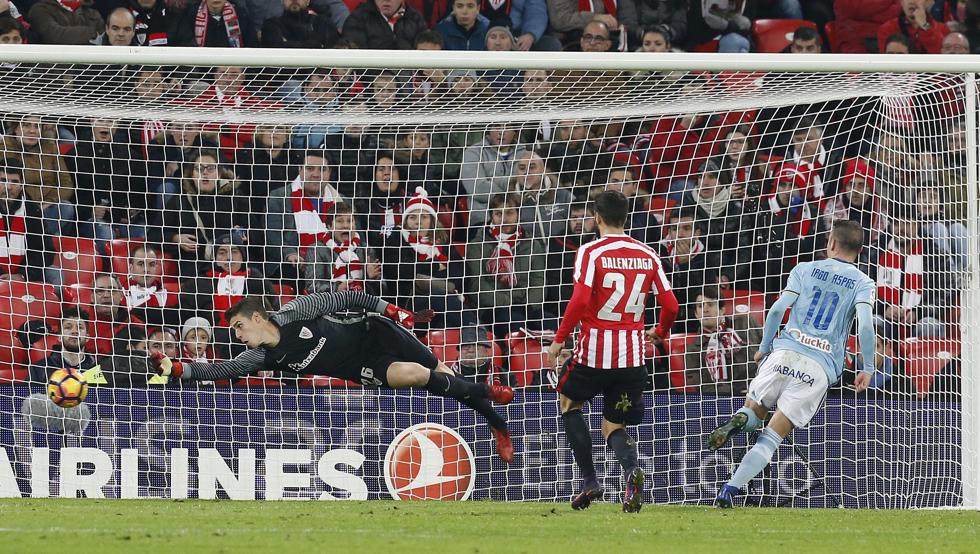 Kepa Arrizabalaga realiza una parada ante el Celta