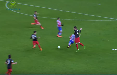 Aymeric Laporte defiende un balón ante un jugador del Barcelona