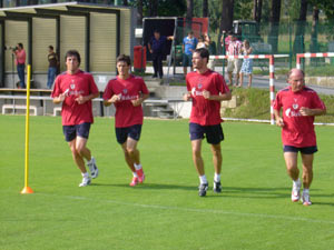 Varios jugadores trotando en Lezama junto a Sabino Padilla