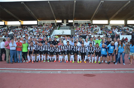 La plantilla de la Real Balompédica Linense posando antes del partido