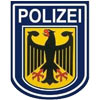 Policías alemanes atendiendo a un cuidadano
