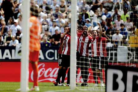 El Athletic celebra el gol de Raúl García ante el Málaga