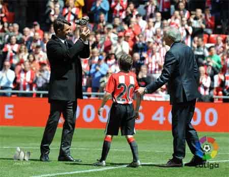 Maldini recibe en San Mamés el premio One Club Man