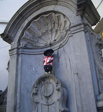El Manneken Pis de Bruselas se vestirá de rojiblanco el viernes gracias a la Peña Athletic 1-7 Lieja