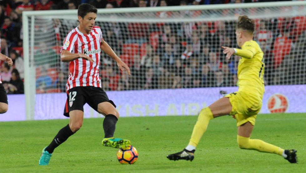 Mikel Vesga durante un lance ante el Villareal