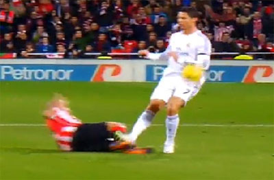 La agresión de Cristiano Ronaldo a Mikel Rico que el árbitro no vio
