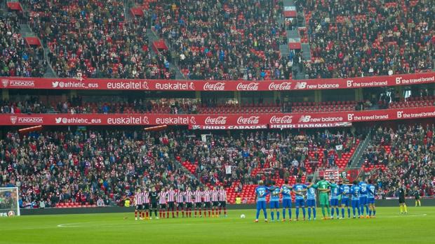Minuto de silencio en el Athletic-Málaga por el ertzaina fallecido