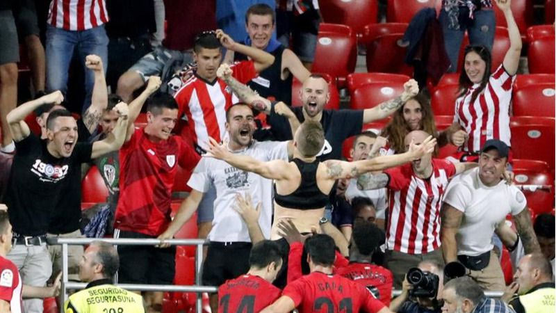 Iker Muniain durante un lance de un partido en San Mamés