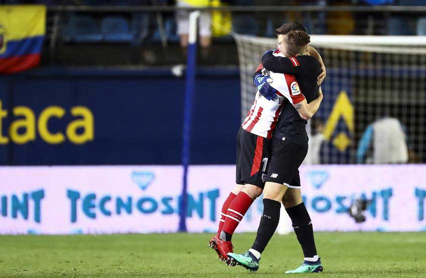 Muniain y Kepa se abrazan tras la victoria del Athletic en Villareal