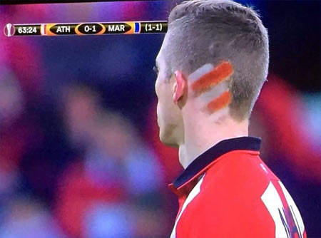 iker Muniain luce la bandera del Athletic en su cabeza