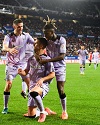 Sancet y Nico Williams felicitan a Guruzeta por el primer gol del partido, el del empate.