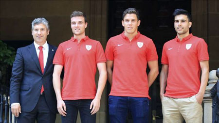 Eneko Bóveda, Javi Eraso y Gorka Elustondo en su presentación tras fichar por el Athletic