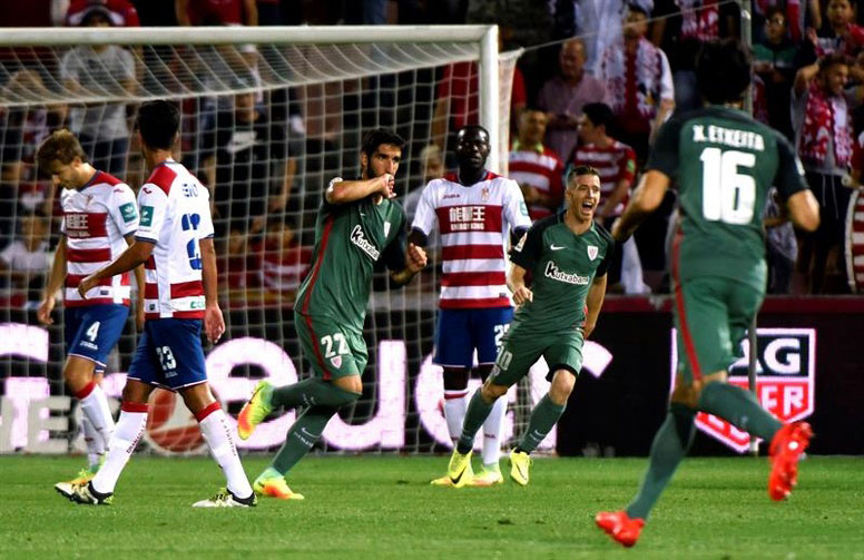 Raúl García celebra un gol con el Athletic en Granada