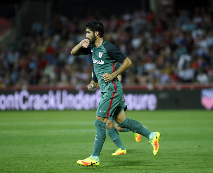 Raúl García celebra un gol con el Athletic en Granada