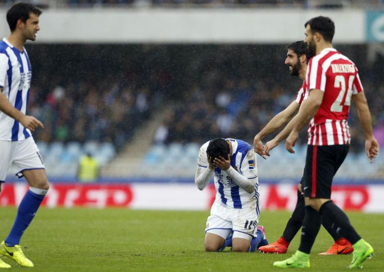 El Athletic celebra la victoria en el derbi de Anoeta
