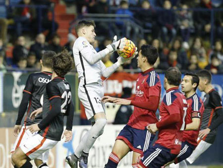 Alex Remiro, portero del Bilbao Athletic, en un lance ante Osasuna