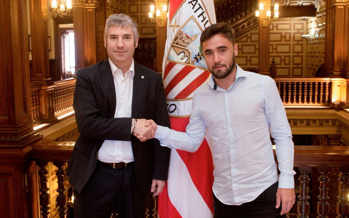 Unai López acompañado de Josu Urritia en su renovación hasta 2022