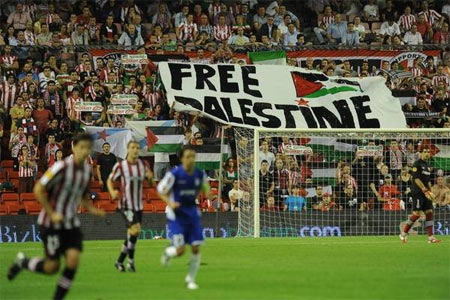 Banderas de Palestina en el fondo Norte de San Mamés