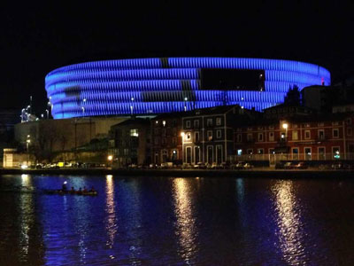 San Mamés iluminado en azul
