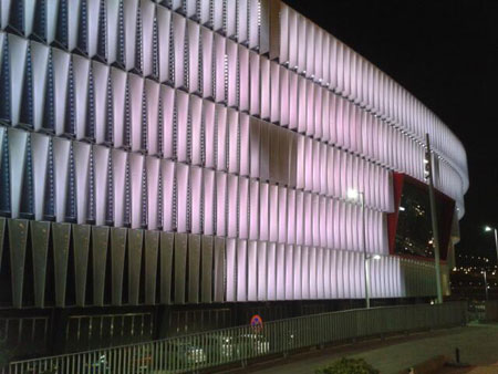 San Mamés iluminado en blanco