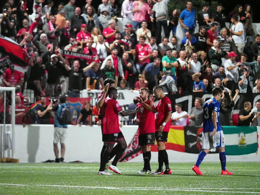 Los jugadores de la SD Formentera celebran un gol
